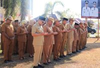 Bupati Boltara, Sirajudin Lasena bersama para Asisten dan pimpinan OPD ikut berbaris dan berpanas-panasan bersama seluruh ASN peserta Apel Kerja