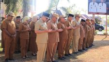 Bupati Boltara, Sirajudin Lasena bersama para Asisten dan pimpinan OPD ikut berbaris dan berpanas-panasan bersama seluruh ASN peserta Apel Kerja