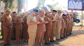 Bupati Boltara, Sirajudin Lasena bersama para Asisten dan pimpinan OPD ikut berbaris dan berpanas-panasan bersama seluruh ASN peserta Apel Kerja