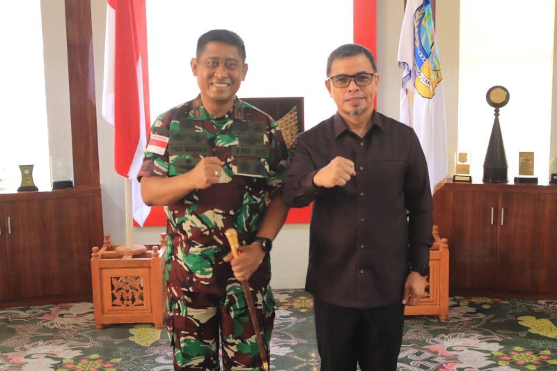 Bupati Boltara Sirajudin Lasena bersama Danrem 131/Santiago Brigjen TNI Yuri Elias Mamahi
