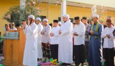 Bupati Boltara Dr. Sirajudin Lasena bersama Habib Salim Bin Abdurrahman Aljufri dan pengurus Komwil Alkhairaat BMR dan Komda Alkhairaat Boltara melangsungkan sholat istisqa di Alkhairaat Bintauna sebagai ikhtiar minta hujan