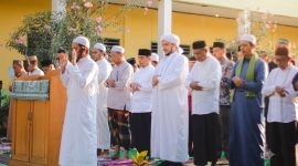 Bupati Boltara Dr. Sirajudin Lasena bersama Habib Salim Bin Abdurrahman Aljufri dan pengurus Komwil Alkhairaat BMR dan Komda Alkhairaat Boltara melangsungkan sholat istisqa di Alkhairaat Bintauna sebagai ikhtiar minta hujan