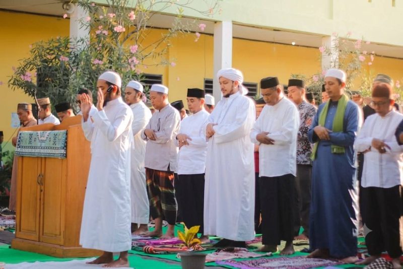 Bupati Boltara Dr. Sirajudin Lasena bersama Habib Salim Bin Abdurrahman Aljufri dan pengurus Komwil Alkhairaat BMR dan Komda Alkhairaat Boltara melangsungkan sholat istisqa di Alkhairaat Bintauna sebagai ikhtiar minta hujan