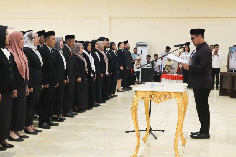 Bupati Boltara Dr. Sirajudin Lasena melantik sejumlah pejabat baru dilingkungan pemkab Boltara