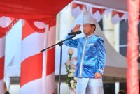 Sekda Boltara dr. Jusnan C. Mokoginta bertindak sebagai pemimpin upacara pada peringatan HUT Sulut ke-62