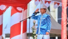 Sekda Boltara dr. Jusnan C. Mokoginta bertindak sebagai pemimpin upacara pada peringatan HUT Sulut ke-62