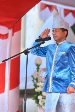 HUT ke-62 Sulut, Sekda Boltara Serahkan THT dan SK Pensiun