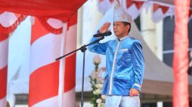 Sekda Boltara dr. Jusnan C. Mokoginta bertindak sebagai pemimpin upacara pada peringatan HUT Sulut ke-62