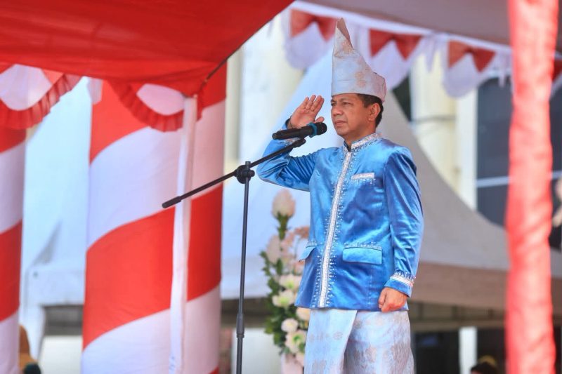 Sekda Boltara dr. Jusnan C. Mokoginta bertindak sebagai pemimpin upacara pada peringatan HUT Sulut ke-62