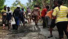 Gotong Royong Masyarakat Kecamatan Manganitu Selatan