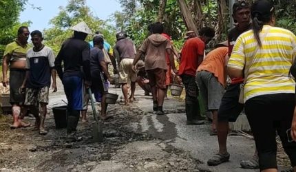 Semangat kebersamaan dan budaya gotong royong masyarakat terlihat nyata di ruas jalan penghubung Ngalipaeng–Sowaeng, Kecamatan Manganitu Selatan (Mangsel), Kabupaten Kepulauan Sangihe. Warga secara swadaya bahu-membahu melakukan pengecoran jalan darurat yang selama ini mengalami kerusakan cukup parah