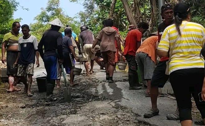 Gotong Royong Masyarakat Kecamatan Manganitu Selatan