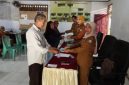 Penyerahan BLT-DD secara simbolis oleh PJ Kapitalaung Kampung Bahu, Plh Sekretaris Kampung Bahu, dan Bendahara Kampung Bahu