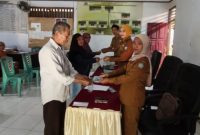 Penyerahan BLT-DD secara simbolis oleh PJ Kapitalaung Kampung Bahu, Plh Sekretaris Kampung Bahu, dan Bendahara Kampung Bahu