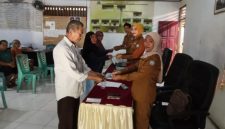 Penyerahan BLT-DD secara simbolis oleh PJ Kapitalaung Kampung Bahu, Plh Sekretaris Kampung Bahu, dan Bendahara Kampung Bahu