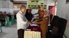 Penyerahan BLT-DD secara simbolis oleh PJ Kapitalaung Kampung Bahu, Plh Sekretaris Kampung Bahu, dan Bendahara Kampung Bahu