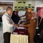 Penyerahan BLT-DD secara simbolis oleh PJ Kapitalaung Kampung Bahu, Plh Sekretaris Kampung Bahu, dan Bendahara Kampung Bahu