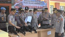 Wakapolres Boltara Kompol Abdulrahman Faudji didampingi jajaran PJU Polres Boltara melaksanakan pemeriksaan Senjata Api