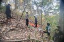Jasad Pria yang ditemukan di perkebunan perindu telah dimasukkan ke kantong jenazah untuk penanganan lebih lanjut