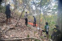 Jasad Pria yang ditemukan di perkebunan perindu telah dimasukkan ke kantong jenazah untuk penanganan lebih lanjut
