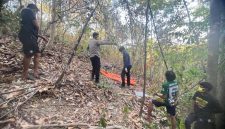 Jasad Pria yang ditemukan di perkebunan perindu telah dimasukkan ke kantong jenazah untuk penanganan lebih lanjut