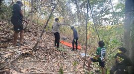 Jasad Pria yang ditemukan di perkebunan perindu telah dimasukkan ke kantong jenazah untuk penanganan lebih lanjut