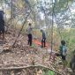 Jasad Pria yang ditemukan di perkebunan perindu telah dimasukkan ke kantong jenazah untuk penanganan lebih lanjut