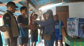 Penyerahan APAR (Alat Pemadam Ringan) oleh Ibu Merlin Beslar kepada Jebrel Makasaehe Mewakili Koordinator Relawan BELANTARA Kampung Bahu