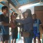 Penyerahan APAR (Alat Pemadam Ringan) oleh Ibu Merlin Beslar kepada Jebrel Makasaehe Mewakili Koordinator Relawan BELANTARA Kampung Bahu