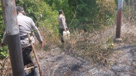 Usaha Pemadaman Api yang di lakukan oleh personil anggota Polsek Tabukan Tengah