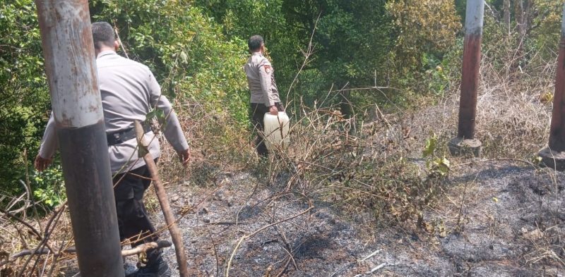 Usaha Pemadaman Api yang di lakukan oleh personil anggota Polsek Tabukan Tengah
