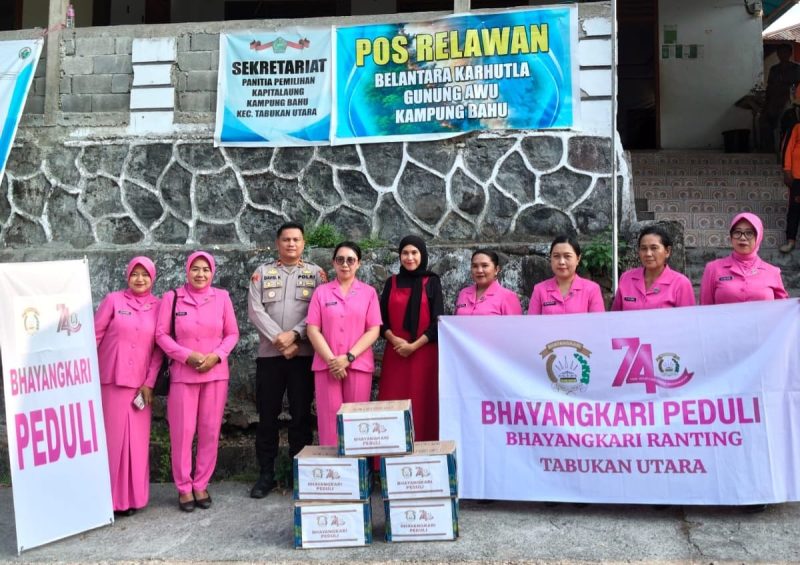 Kapolsek Tabukan Utara Iptu David Kojongian, Ketua Bhayangkari Tabukan Utara Ny. Nancy David Bersama Jajaran Bhayangkari Ranting Tabukan Utara, serta Pj Kapitalaung Kampung Bahu