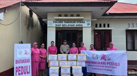 Kapolsek Tabukan Utara Iptu David Kojongian Bersama Ketua Bhayangkari Ranting Tabukan Utara Ny. Nancy David serta Jajaran Bhayangkari Ranting Tabukan Utara