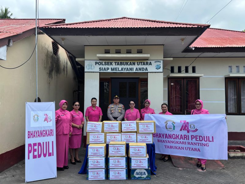 Kapolsek Tabukan Utara Iptu David Kojongian Bersama Ketua Bhayangkari Ranting Tabukan Utara Ny. Nancy David serta Jajaran Bhayangkari Ranting Tabukan Utara