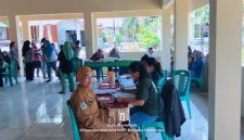 Penjabat Kapitalaung Kampung Bahu Farmyati Maniku bersama dengan Petugas Kesehatan Puskesmas Kalasuge