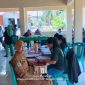 Penjabat Kapitalaung Kampung Bahu Farmyati Maniku bersama dengan Petugas Kesehatan Puskesmas Kalasuge