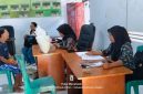 PLH Sekretaris Kampung Bahu, Tahkima Salele, bersama dengan Kepala Lindongan 4, Nurani Talungais serta KPM Lansia Katrince Hantung