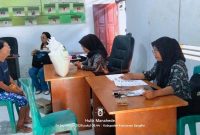 PLH Sekretaris Kampung Bahu, Tahkima Salele, bersama dengan Kepala Lindongan 4, Nurani Talungais serta KPM Lansia Katrince Hantung
