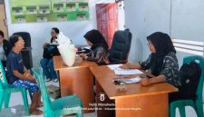 PLH Sekretaris Kampung Bahu, Tahkima Salele, bersama dengan Kepala Lindongan 4, Nurani Talungais serta KPM Lansia Katrince Hantung