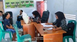 PLH Sekretaris Kampung Bahu, Tahkima Salele, bersama dengan Kepala Lindongan 4, Nurani Talungais serta KPM Lansia Katrince Hantung