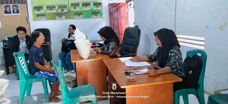 PLH Sekretaris Kampung Bahu, Tahkima Salele, bersama dengan Kepala Lindongan 4, Nurani Talungais serta KPM Lansia Katrince Hantung