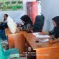 PLH Sekretaris Kampung Bahu, Tahkima Salele, bersama dengan Kepala Lindongan 4, Nurani Talungais serta KPM Lansia Katrince Hantung