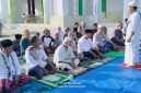 Jama'ah Masjid Imaduddin Bahu Mendengarkan Penyampaian dari Imam Masjid, Abdul Rahman Padarat sebelum dimulainya sholat Istiqsoh.