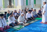 Jama'ah Masjid Imaduddin Bahu Mendengarkan Penyampaian dari Imam Masjid, Abdul Rahman Padarat sebelum dimulainya sholat Istiqsoh.