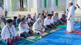 Jama'ah Masjid Imaduddin Bahu Mendengarkan Penyampaian dari Imam Masjid, Abdul Rahman Padarat sebelum dimulainya sholat Istiqsoh.