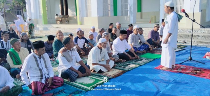 Jama'ah Masjid Imaduddin Bahu Mendengarkan Penyampaian dari Imam Masjid, Abdul Rahman Padarat sebelum dimulainya sholat Istiqsoh.