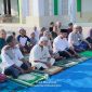 Jama'ah Masjid Imaduddin Bahu Mendengarkan Penyampaian dari Imam Masjid, Abdul Rahman Padarat sebelum dimulainya sholat Istiqsoh.