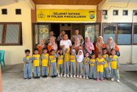 Kapolsek Pinogaluman Iptu Musril Melanu menyambut Siswa TK Terpasldu Al-Multazam desa Tombolango Pantai