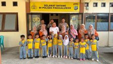 Kapolsek Pinogaluman Iptu Musril Melanu menyambut Siswa TK Terpasldu Al-Multazam desa Tombolango Pantai