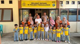 Kapolsek Pinogaluman Iptu Musril Melanu menyambut Siswa TK Terpasldu Al-Multazam desa Tombolango Pantai